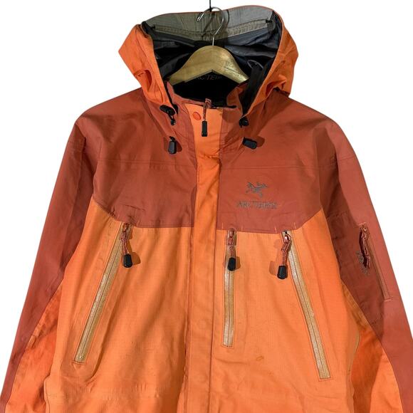 Vintage Arc’teryx Gore-Tex Hooded Light Jacket XL - Picture 2 of 7